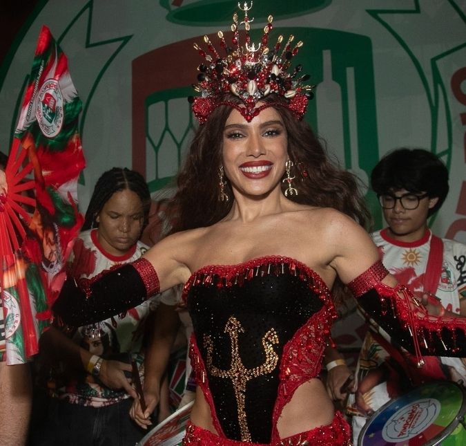 Rainha de Bateria, Anitta declara se sentir <i>em casa</i> na Grande Rio e recebe reação carinhosa de Danilo Mesquita