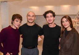 Encontro de casais! Sasha Meneghel e João Lucas prestigiam estreia de primeiro monólogo do Johnny Massaro