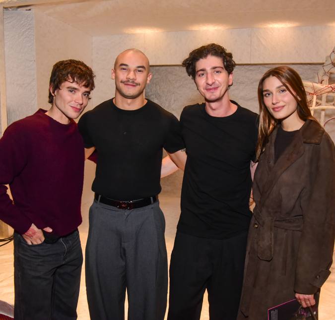 Encontro de casais! Sasha Meneghel e João Lucas prestigiam estreia de primeiro monólogo do Johhny Massaro