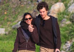 Bruna Marquezine aparece gargalhando em momento fofo ao lado de Shawn Mendes; veja