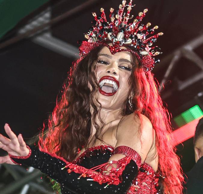 Anitta nega que tenha proibido uso de brilho de musas da Grande Rio: <i>Seria imbecil da minha parte pedir um negócio desses</i>