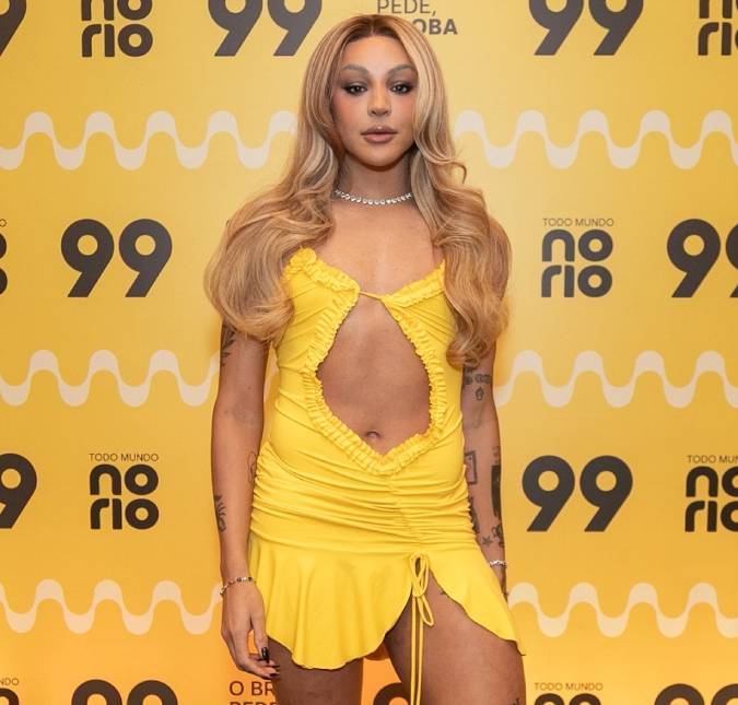 Pablo Vittar chega ao <i>VMA 2026</i> usando vestido vermelho com fenda lateral