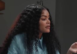 Teyana Taylor rouba a cena no tapete do <i>VMA 2026</i> com decotão e transparência no <i>look</i>