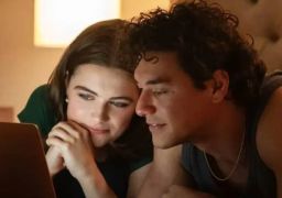 Ella Bright e Belmont Cameli, estrelas de <i>Off Campus</i>, posam juntos no <i>VMA 2026</i>; confira o vídeo!