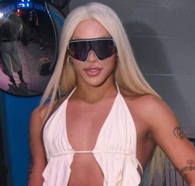 Pabllo Vittar chega ao <i>VMA 2026</i> usando vestido vermelho com fenda lateral