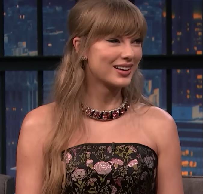 Taylor Swift aposta em <i>look</i> com brilho e posa no tapete azul do <i>VMA 2026</i>
