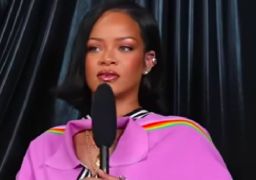Rihanna abre álbum de fotos da filha Rocki e celebra primeiro ano de vida da caçula