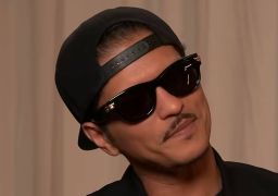 Bruno Mars faz aparição atípica no <i>VMA 2026</i> direto de <i>show</i> de sua turnê