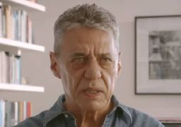 Chico Buarque aciona polícia após ameaça de morte, diz jornal