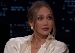 Jennifer Lopez rouba a cena em Milão com <i>look</i> transparente e cheio de glamour