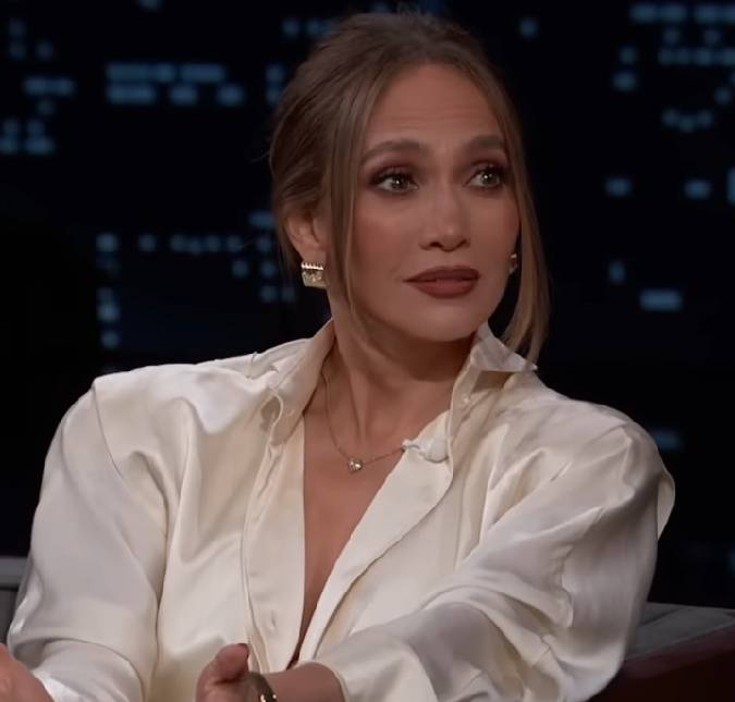 Jennifer Lopez rouba a cena em Milão com <i>look</i> transparente e cheio de glamour