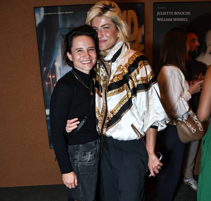Bianca Comparato posa juntinho de Thaís Piassa em inauguração de cinema