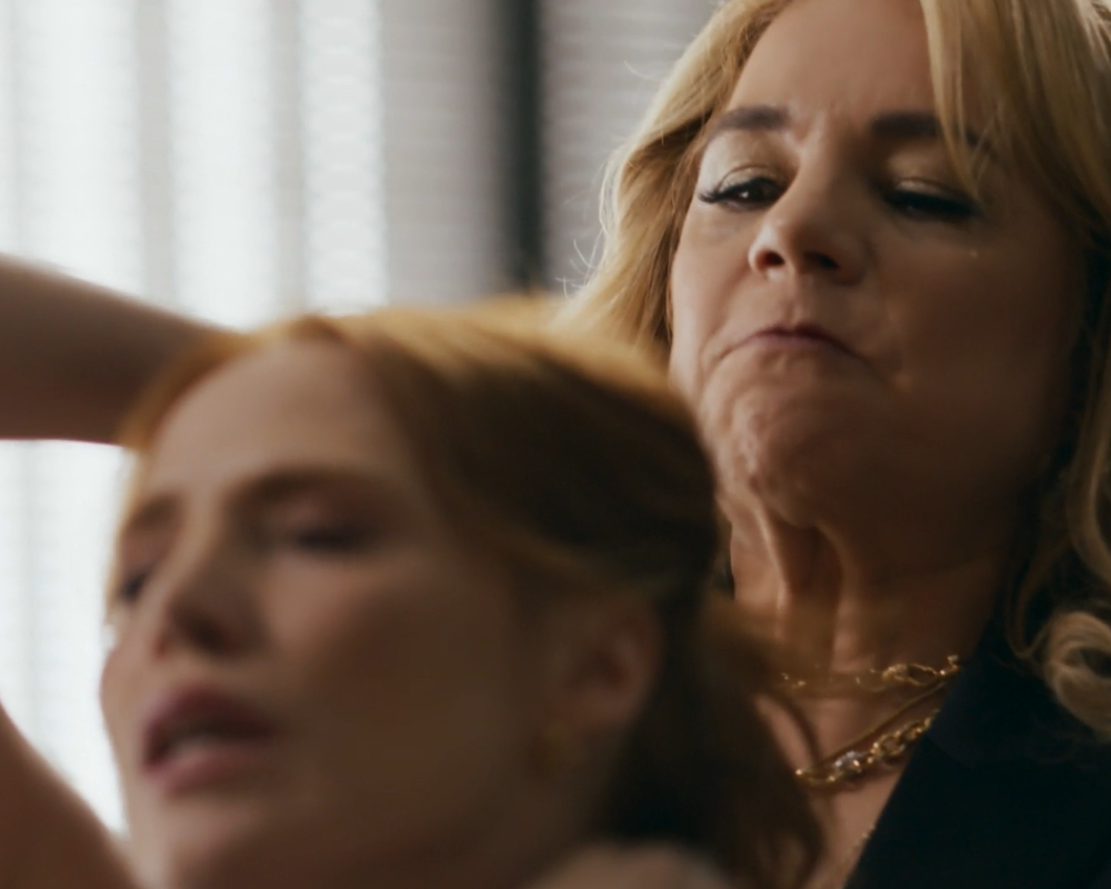 Após Pilar tentar enforcar Adriana, relembre os barracos mais inesquecíveis das novelas