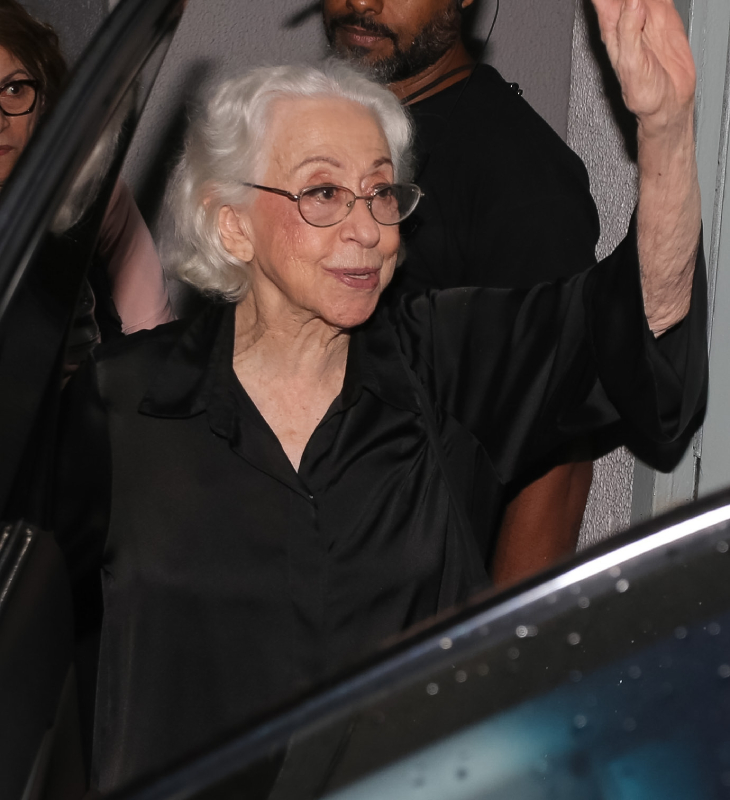 Aos 96 anos de idade, Fernanda Montenegro recebe carinho de famosos em monólogo