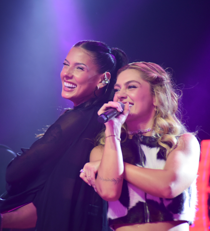 Ana Castela curte show de Duda Bertelli e sobe ao palco para cantar com a amiga. Veja!