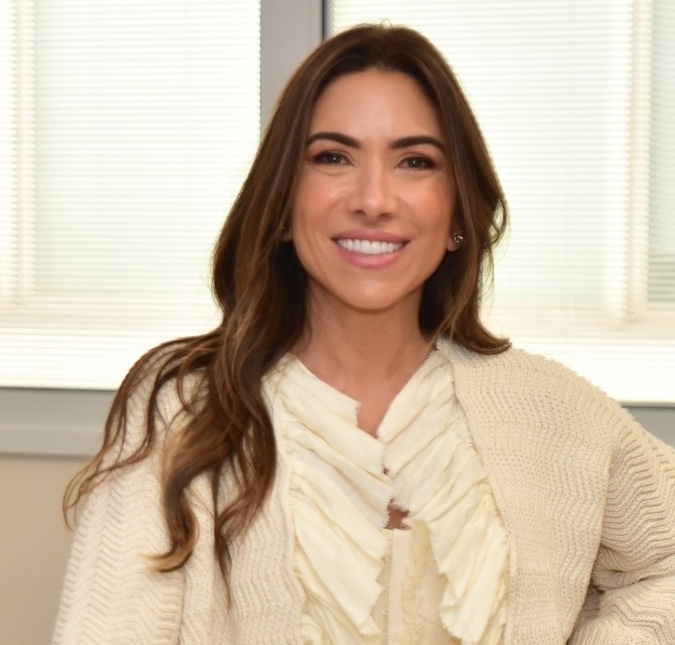 Patrícia Abravanel chama atenção ao surgir sem aliança em postagens nas redes sociais