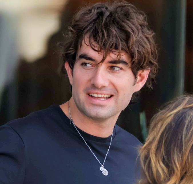 Às vésperas do casamento com Giulia Be, Conor Kennedy é visto deixando hotel no Rio de Janeiro