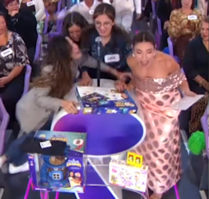 Patrícia Abravanel é <i>atropelada</i> pela plateia no <i>Programa Silvio Santos</i> e se diverte. Assista!