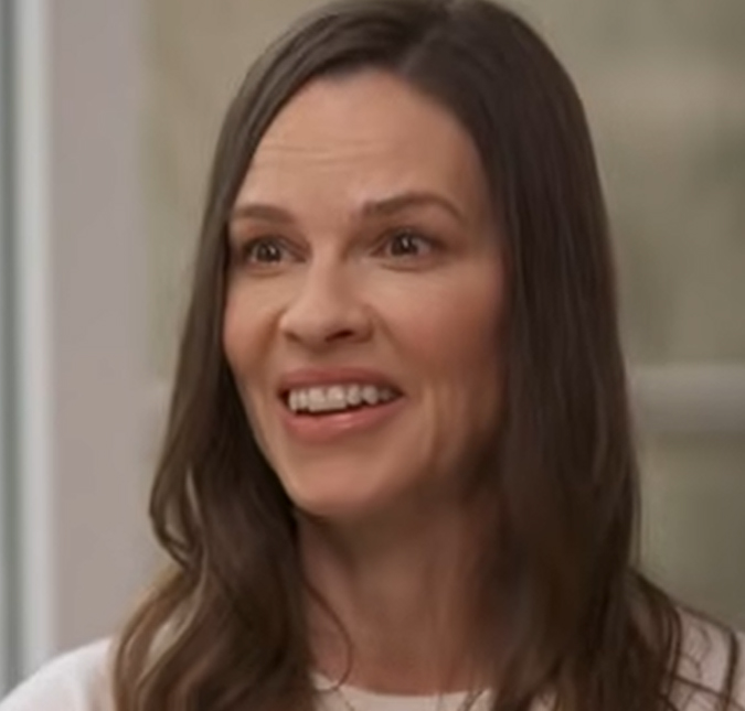 Hilary Swank anuncia gravidez do terceiro filho aos 52 anos de idade e encanta fãs com revelação criativa