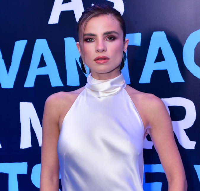 Recém-casada, Giulia Be chama atenção com vestido de seda na pré-estreia de <i>As Dez Vantagens de Morrer Depois de Você</i>