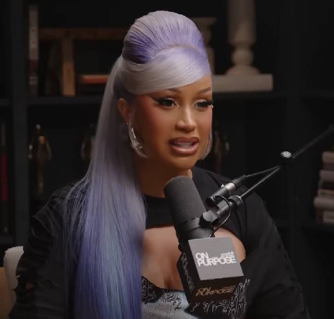 Gente como a gente! Cardi B viraliza ao fazer faxina na casa dos avós na República Dominicana