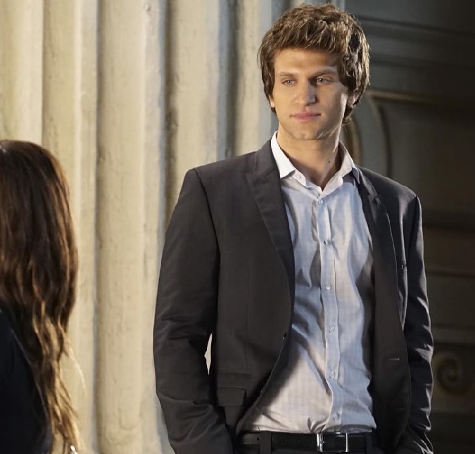 Keegan Allen, de <i>Pretty Little Liars</i>, aparece em público pela primeira vez após assalto violento e fala sobre estado de saúde