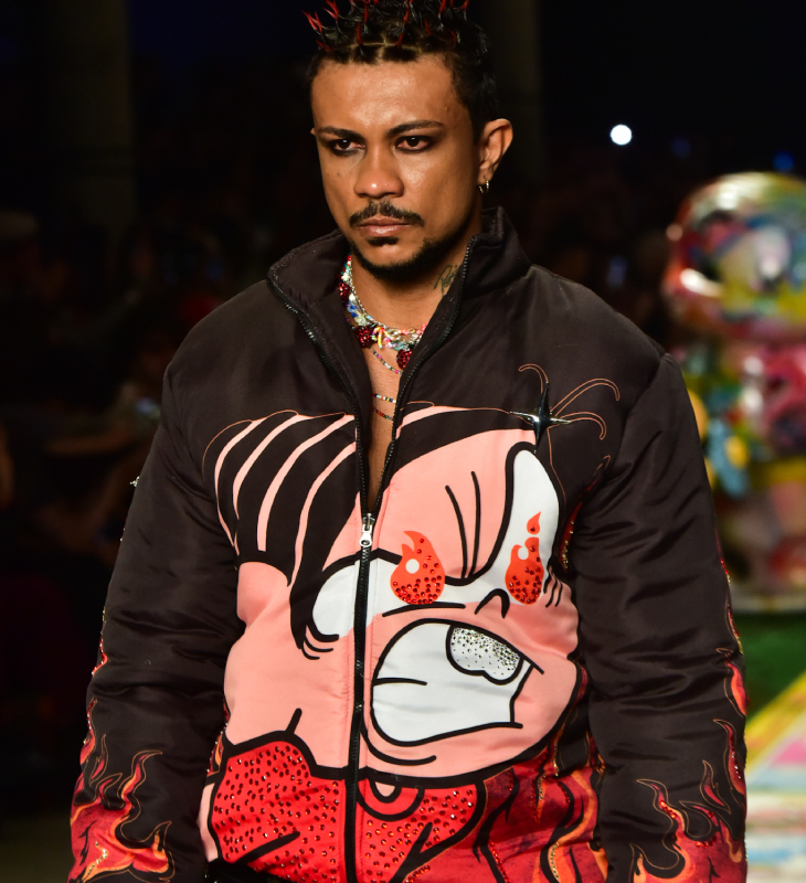 Xamã desfila com casaco de <i>Mônica Raivosa</i> em desfile da <i>SPFW61</i> e rouba a cena