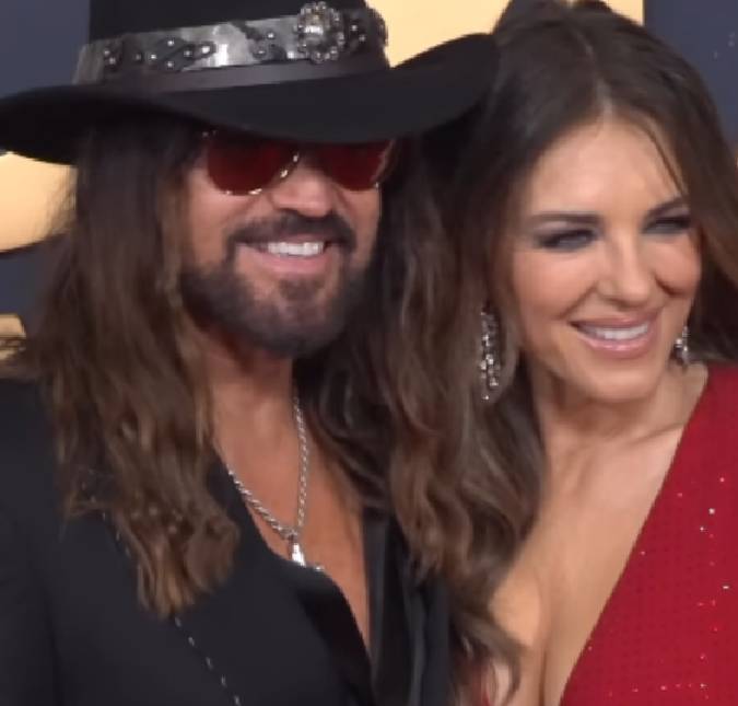 Veio aí! Billy Ray Cyrus e Elizabeth Hurley estão noivos, diz site