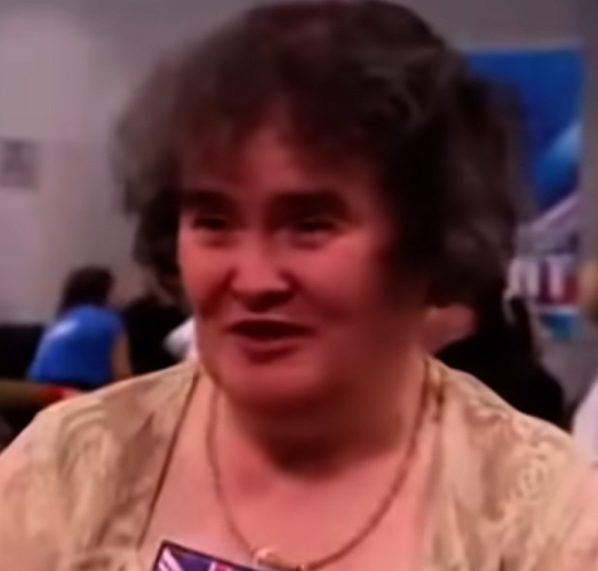 Lembra dela? Aos 65 anos de idade, Susan Boyle surpreende com novo visual: <i>Belíssima</i>