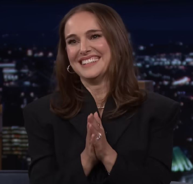 Natalie Portman fala pela primeira vez sobre chegada do terceiro filho e celebra nova fase: <i>Cheia de alegria</i>