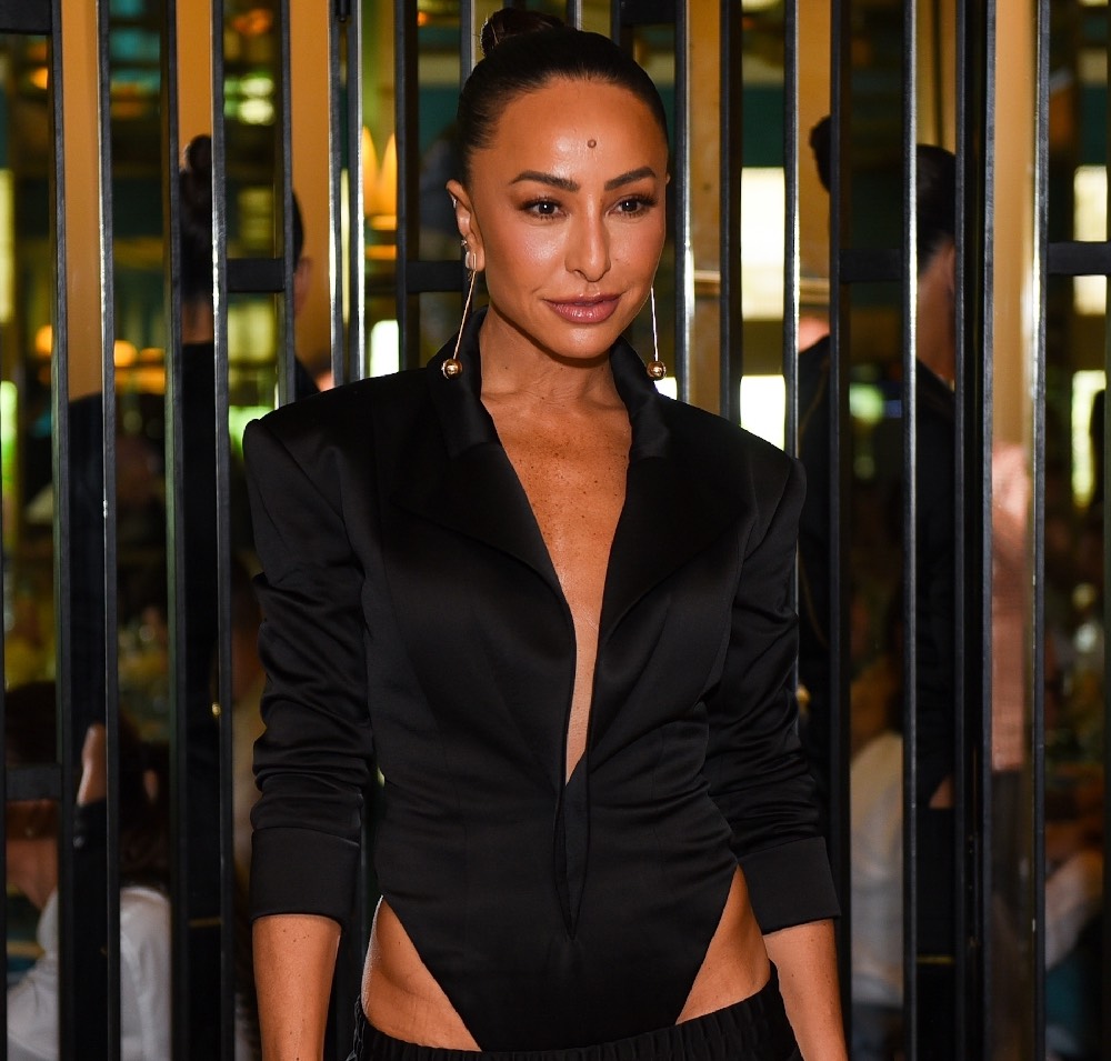 Brincadeira em família! Sabrina Sato se diverte com Zoe usando sua roupa e a imitando