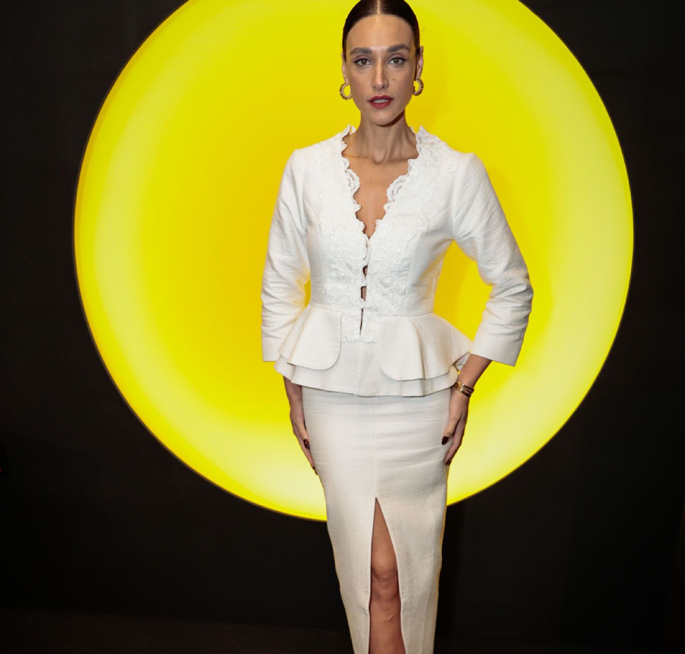 Débora Nascimento aposta no <i>all white</i> para coquetel com famosos. Veja outras famosas que também amam <i>looks</i> brancos e inspire-se!