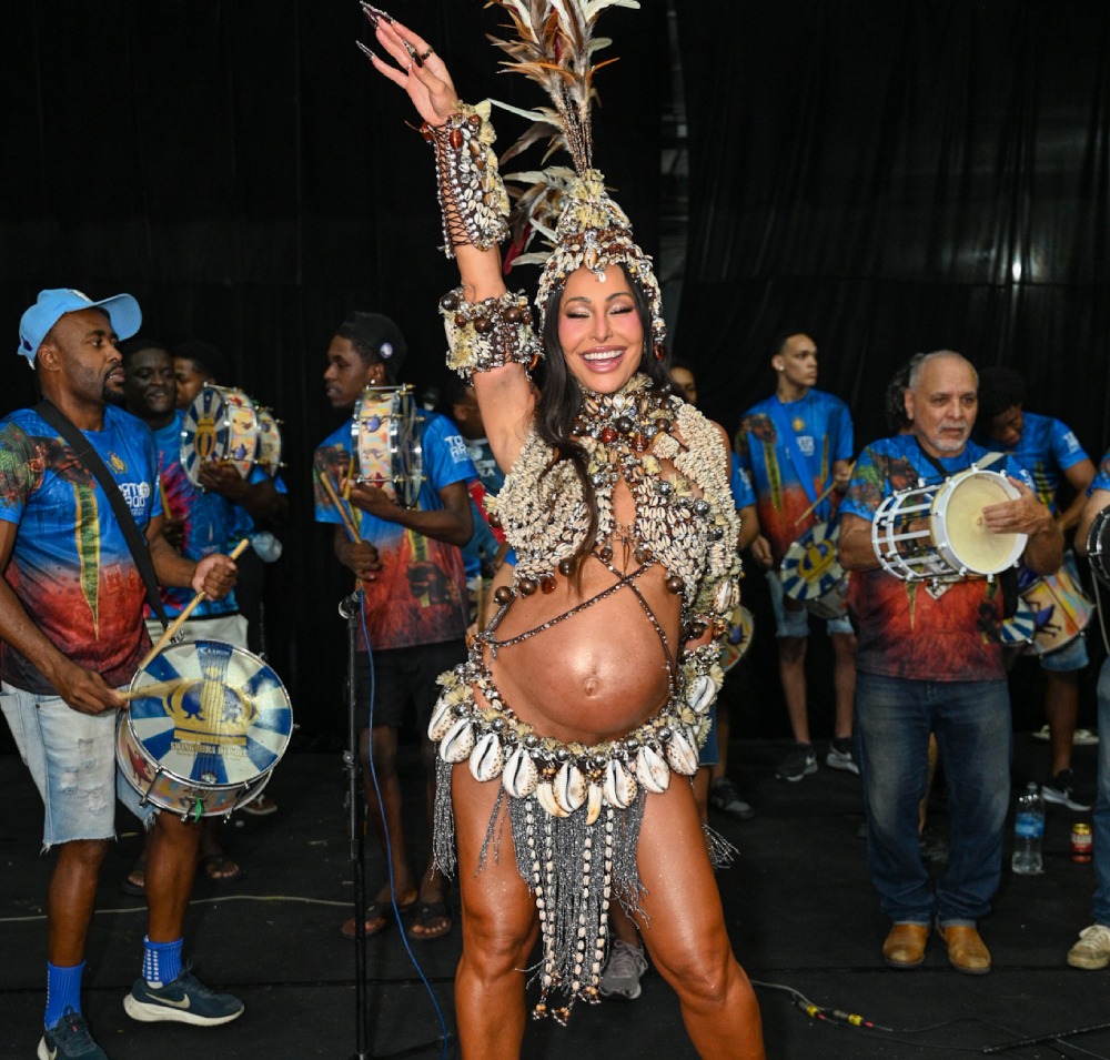 Grávida, Sabrina Sato deixa o barrigão à mostra e cai no samba em ensaio da Vila Isabel