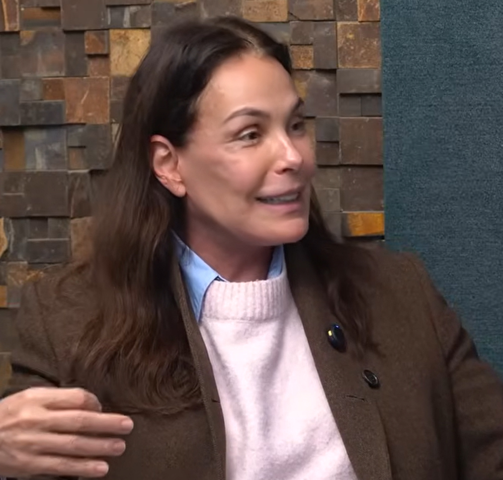 Carolina Ferraz celebra chegada do neto e fala sobre emoção de acompanhar parto da filha