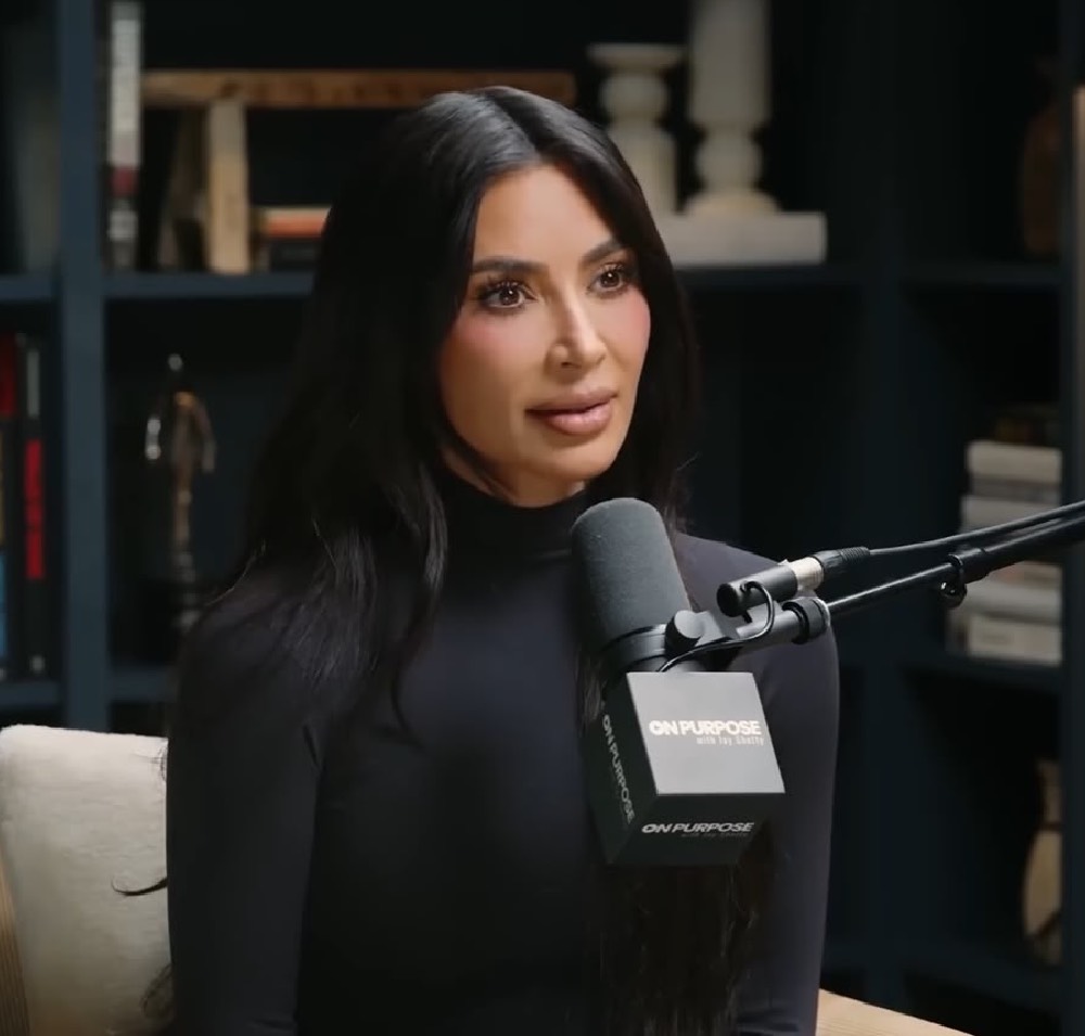 Kim Kardashian divulga série com Cauã Reymond no México
