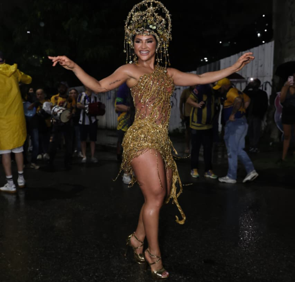 De volta à Unidos da Tijuca, Mileide Mihaile entrega muito samba mesmo debaixo de chuva em ensaio