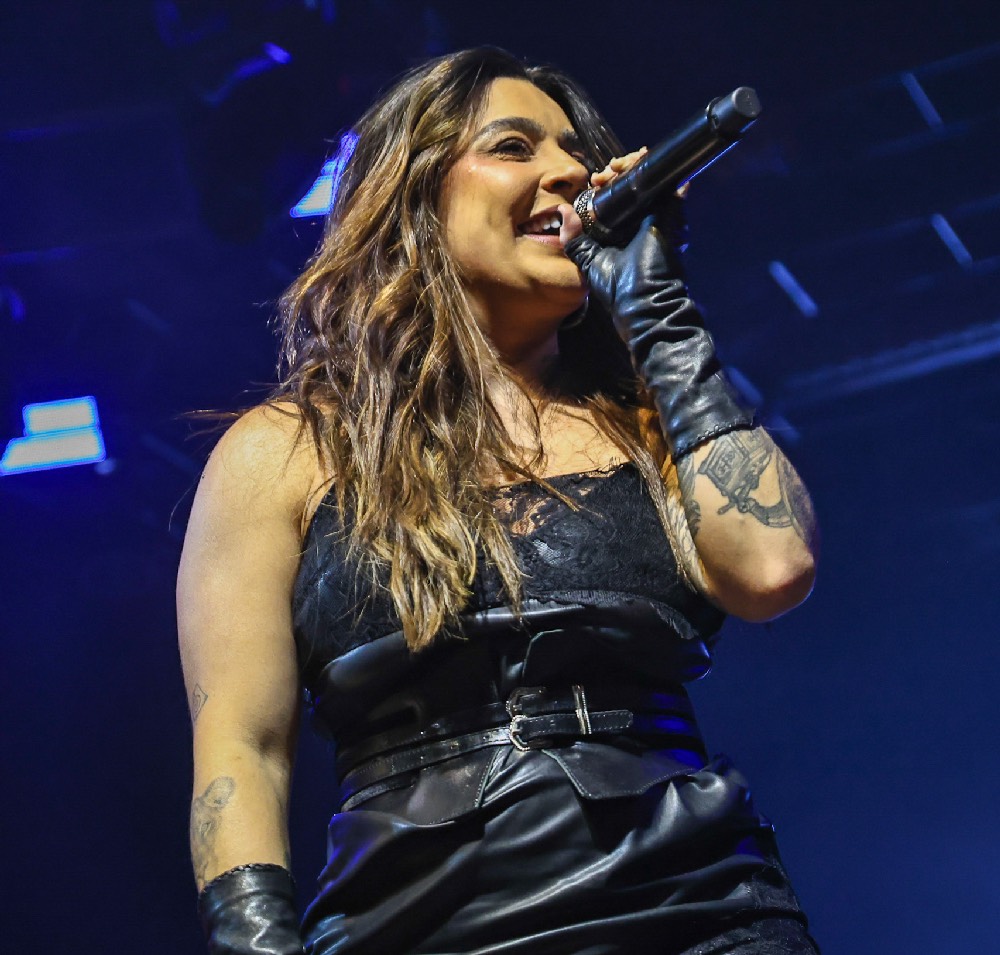 Lauana Prado celebra retorno aos palcos após licença-maternidade